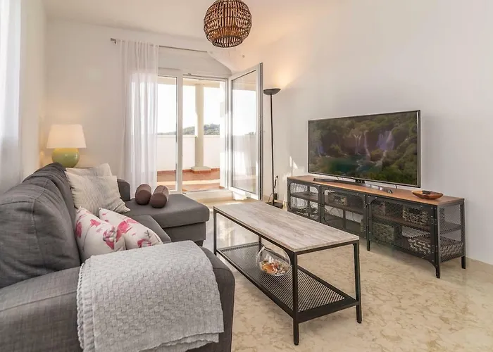 Recently Decorated 2bdr Penthouse In Lägenhet